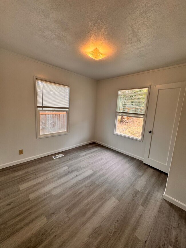 Building Photo - 1533 NE Hollis St