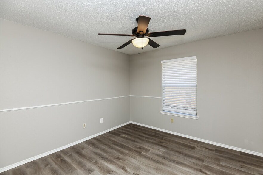 Building Photo - 4648 Feathercrest Dr