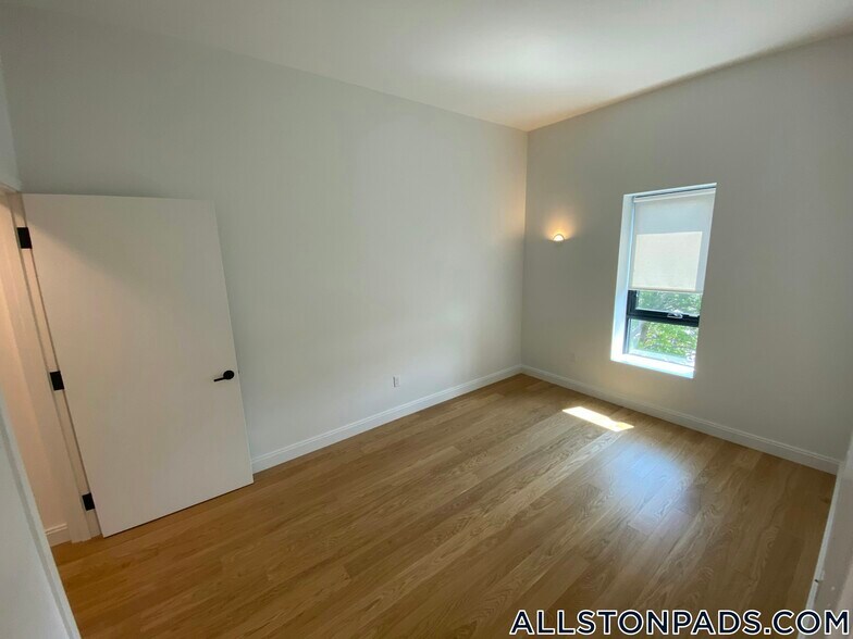 Building Photo - 83 Gardner St