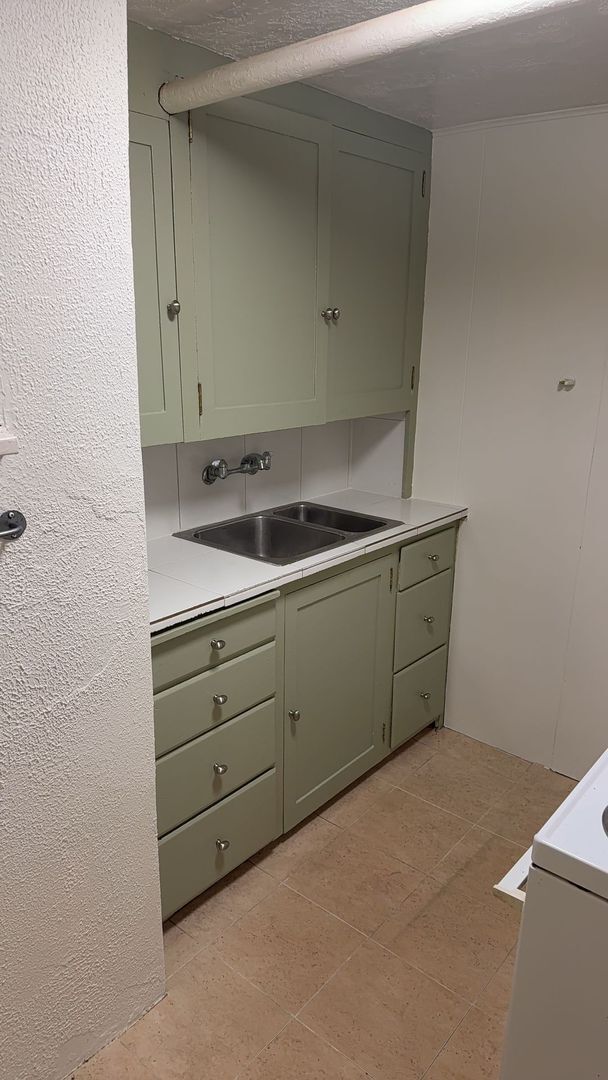 Building Photo - 480 E 400 N