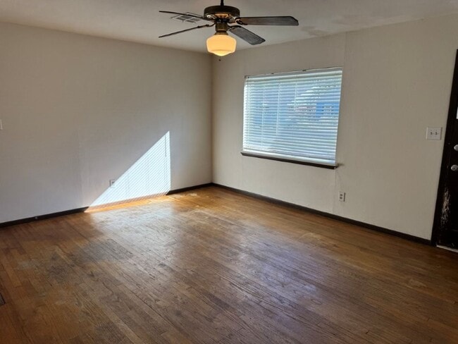 Building Photo - 2 bed, one bath in Norman with carport!