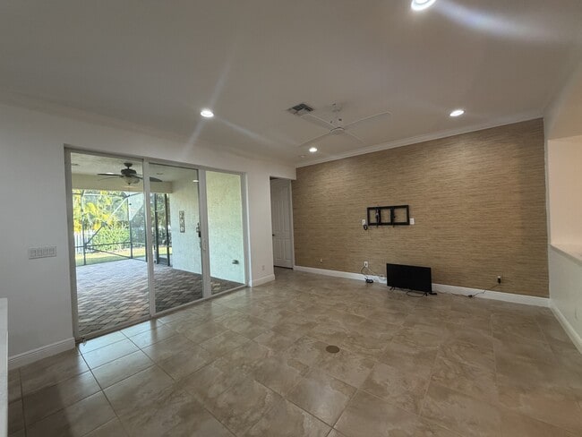 Building Photo - 11908 SW Crestwood Cir