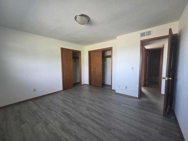 Building Photo - Updated duplex for rent!