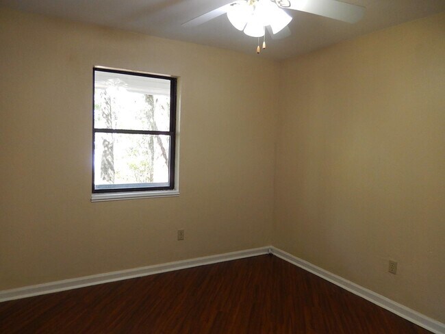 Building Photo - 913 Tamarack Ave