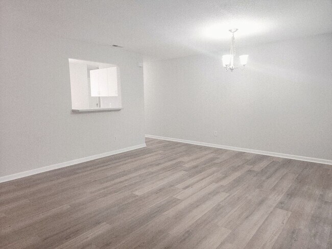 Building Photo - LOCATION, LOCATION, LOCATION! ONLY MINUTES TO WRIGHTSVILLE BEACH, CENTRAL TO ALL ILM HAS TO OFFER!!!