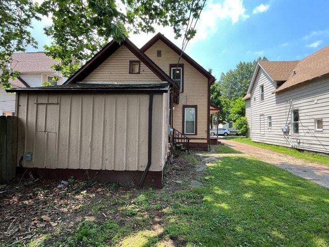 Building Photo - Madison/W.95th neighborhood : 3 bedroom/1 bath single family house available NOW.