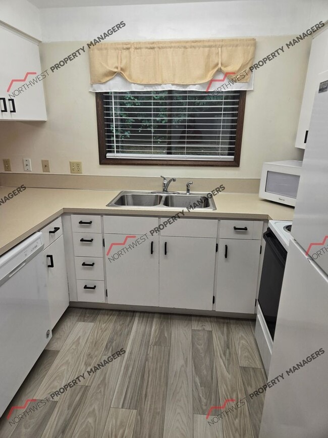 Building Photo - STATUS: AVAILABLE | T25 | $1695