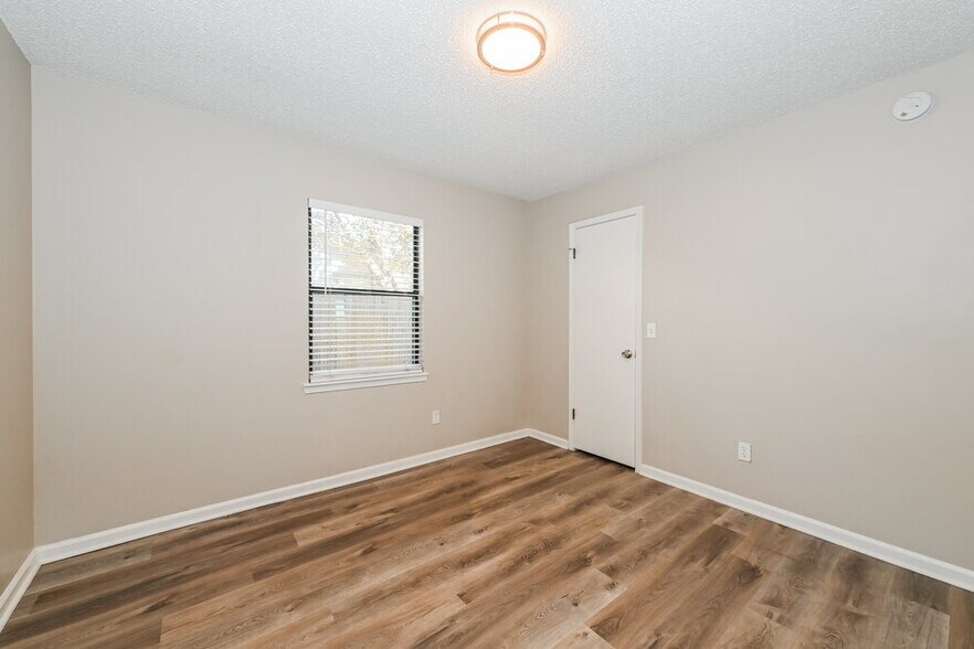 Building Photo - 8026 Fleur De Lis Dr