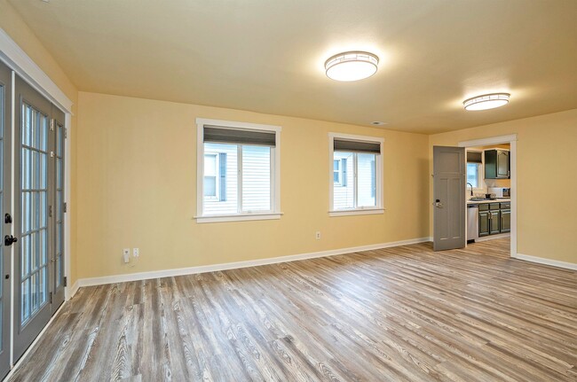 Building Photo - Convenience Meets Charm in this 3 Bedroom ...