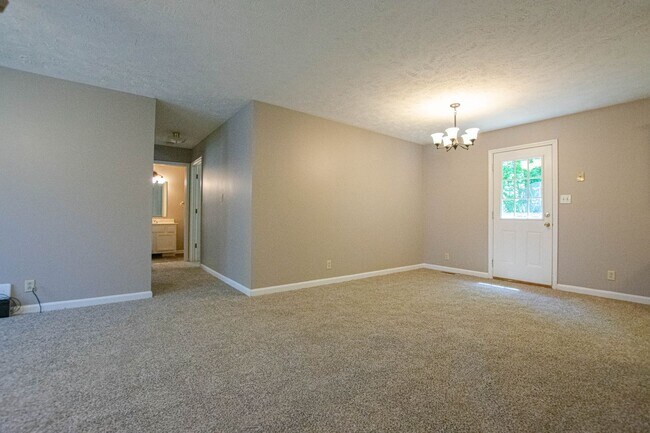 Building Photo - Three Bedroom on Tree Line Lot!