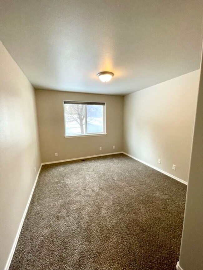 Building Photo - Beautiful 3 Bedroom Single Level home near Old Mill!