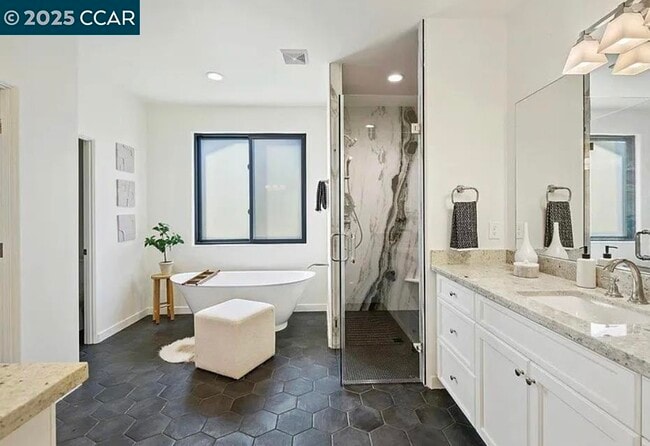 Building Photo - 132 Quinterra Ln