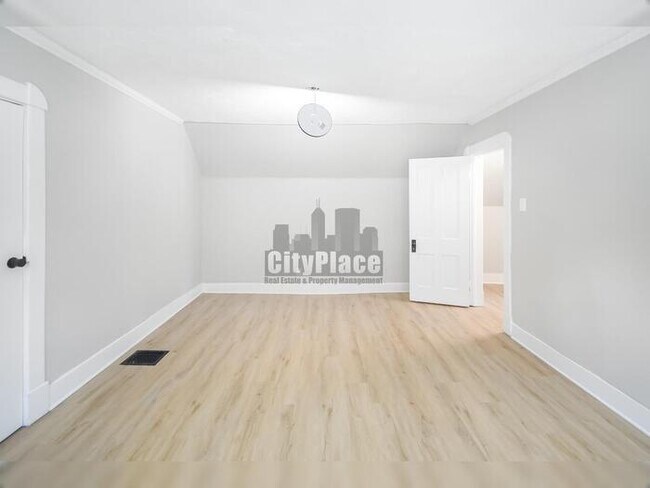 Building Photo - 3027 Boulevard Pl