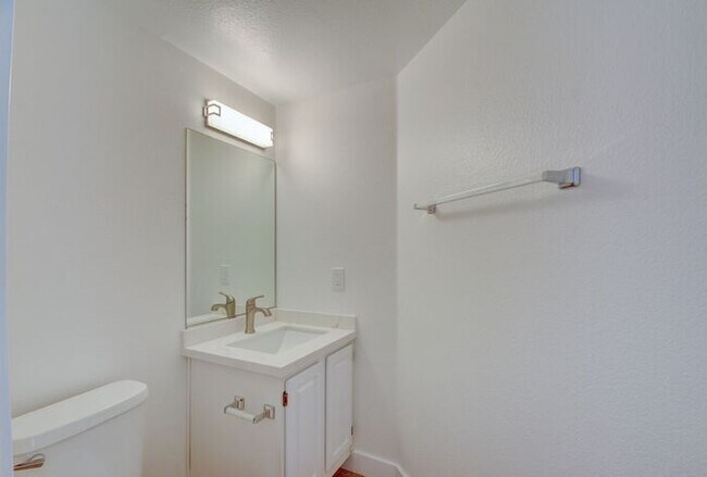 Building Photo - Renovated and Modern. This fantastic 2br in a gated community in Silverado Ranch has all the amen...