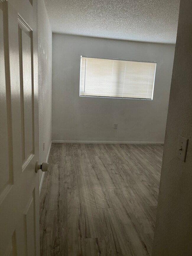 Building Photo - House For Rent