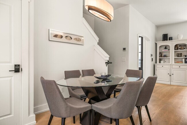 Building Photo - 1408 Pleasant St