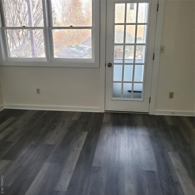 Building Photo - 160-166 W Rd