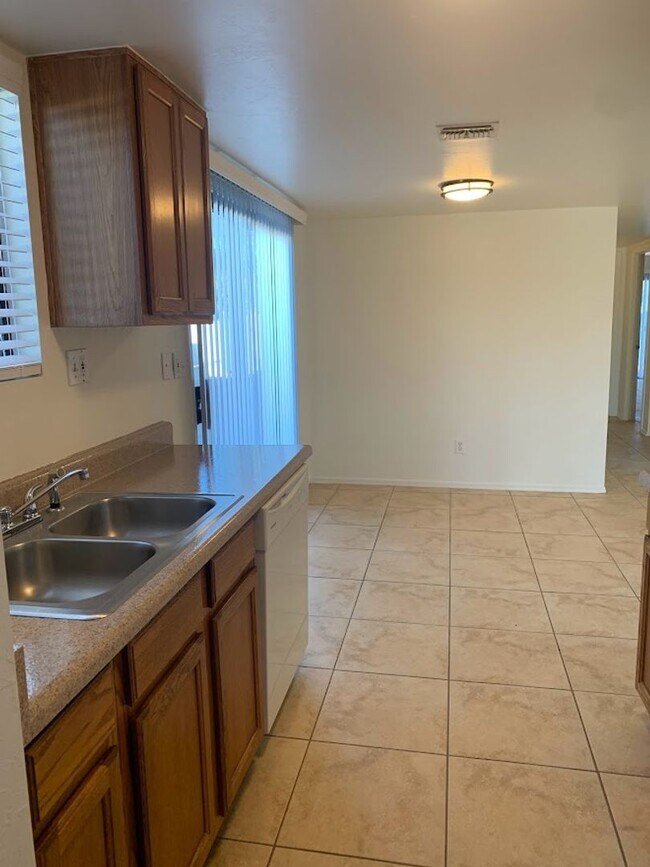 Building Photo - 9108 E Esperanza Dr