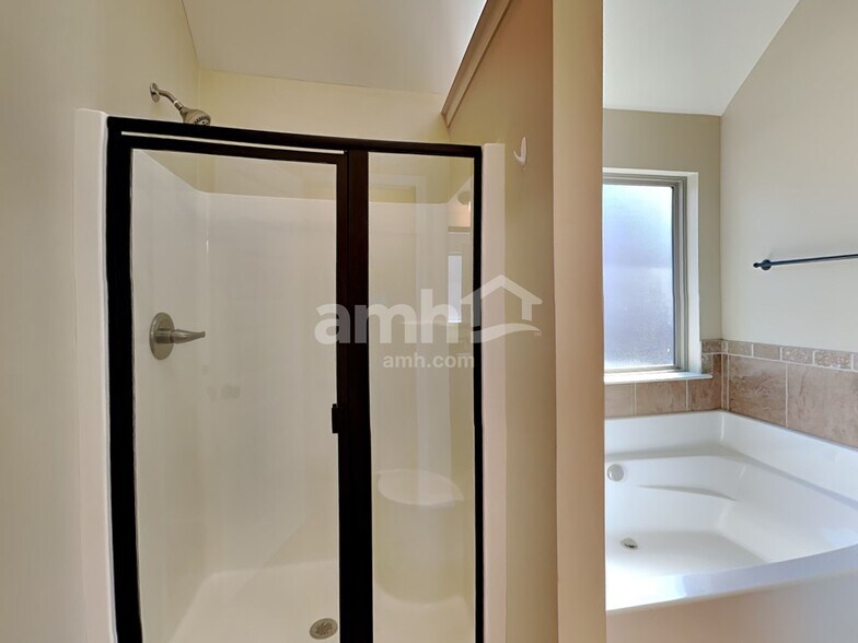 Building Photo - 137 Border Ave