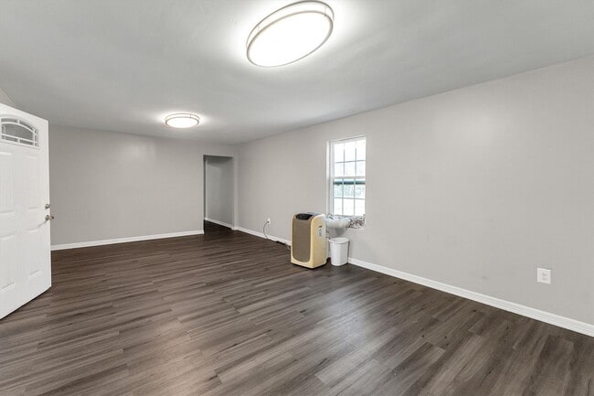 Building Photo - 4424 W Forest Rd