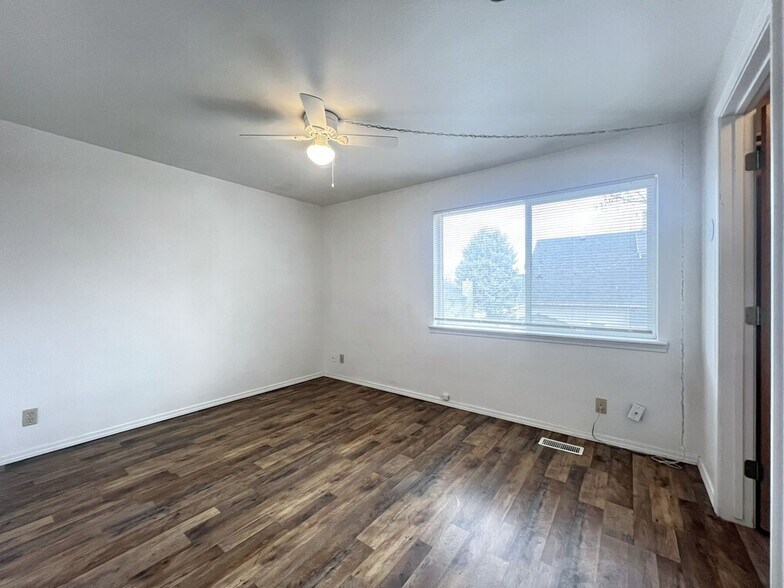 Building Photo - 10610 W Hinsdale St