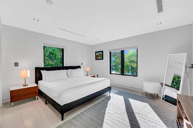 Building Photo - 1430 S Ocean Dr