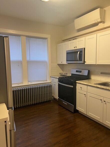 kitchen - 4120 N Wolcott Ave