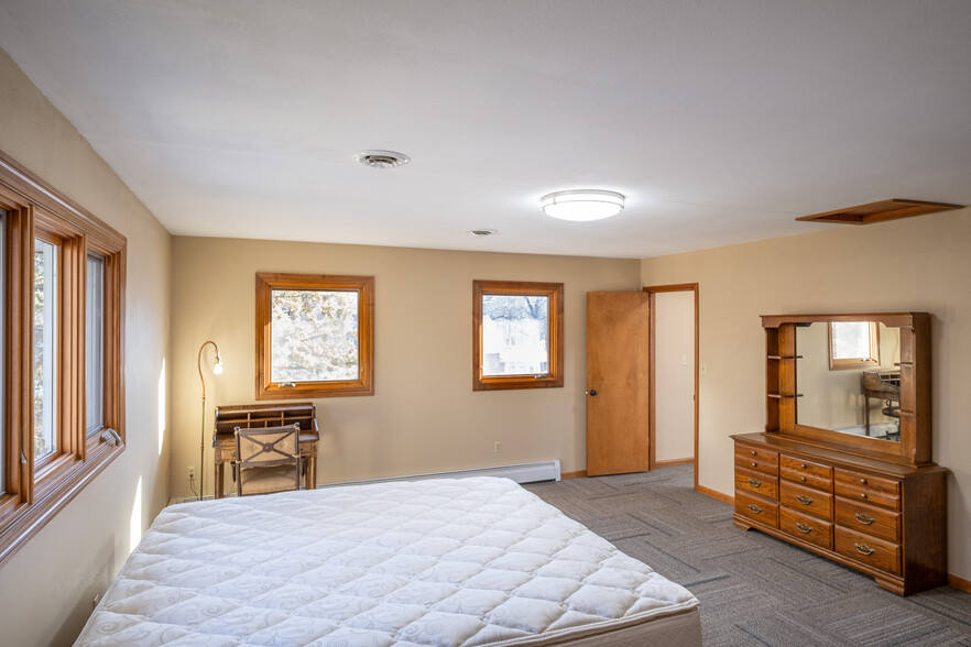 Large bedroom - 415 12th Ave E