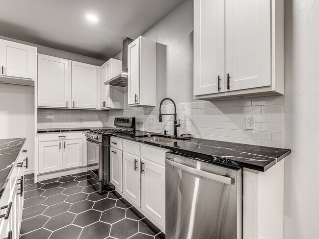 Building Photo - Charming home in Central Park Neighborhood...