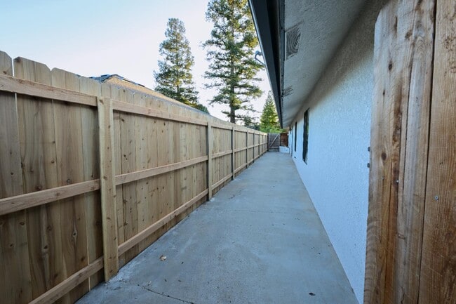 Building Photo - 8418 N Del Mar Ave