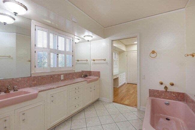 Building Photo - 3125 Qualtrough St