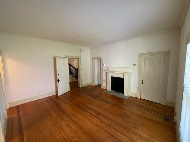 Building Photo - 1 Bedroom, 1 Bathroom Unit in Greensboro!