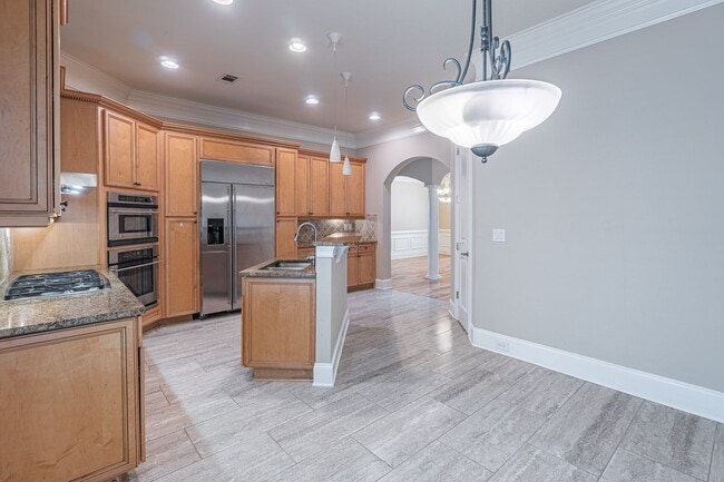 Building Photo - Stunning 4-bedroom, 3.5-bathroom home loca...