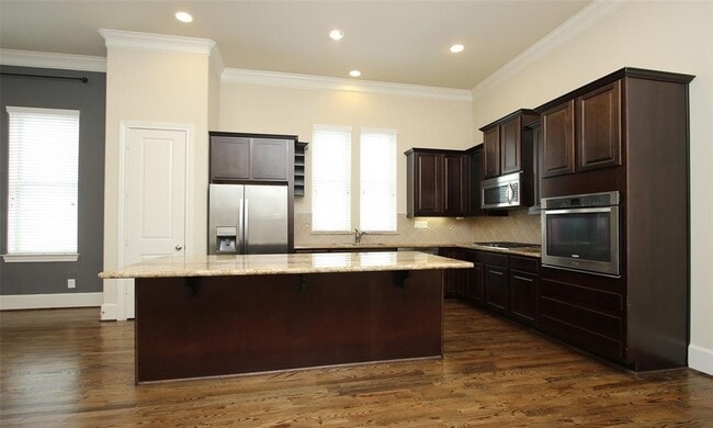 Building Photo - 2027 Fannin Station W