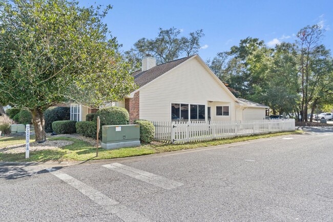 Building Photo - 110 Parkwood Dr