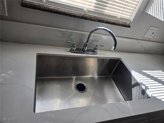 Building Photo - 33 Gold Bar Ct