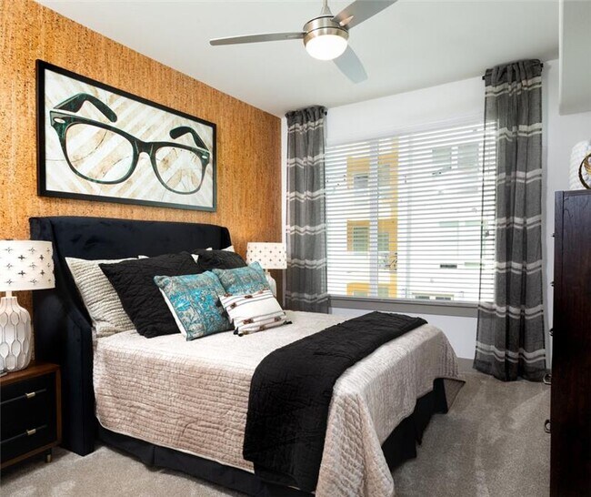 Building Photo - 1212 E 5th St.