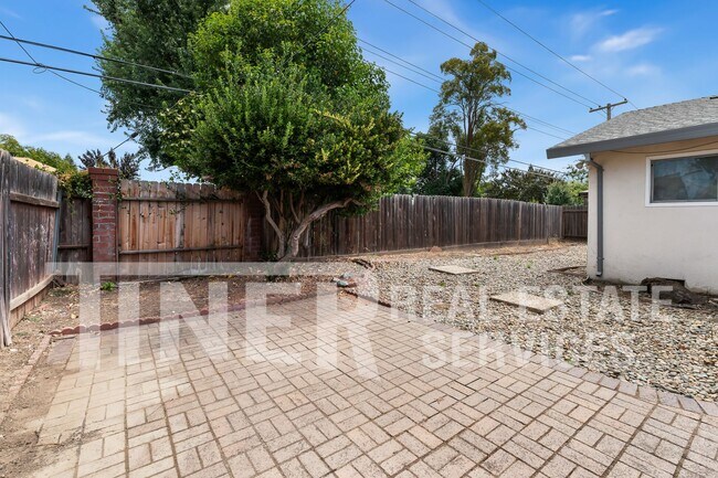 Building Photo - 2267 La Grama Dr