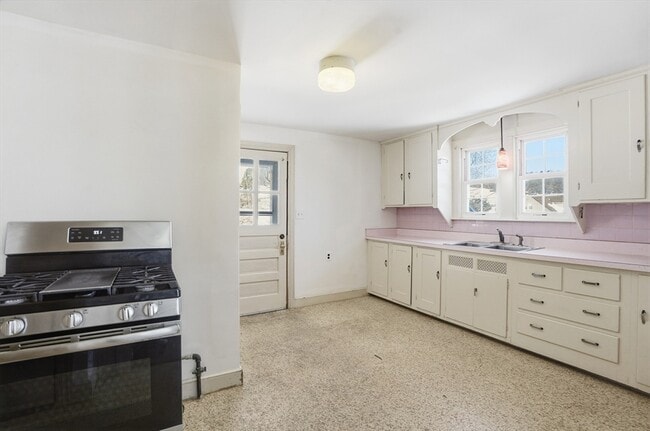 Building Photo - 12 Cardinal Rd