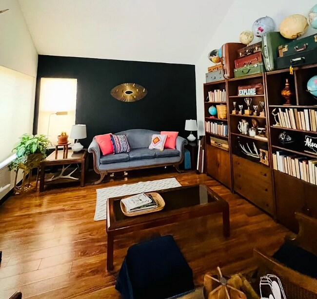 Building Photo - Room in a large shared home, great neighborhood, friendly roommates!