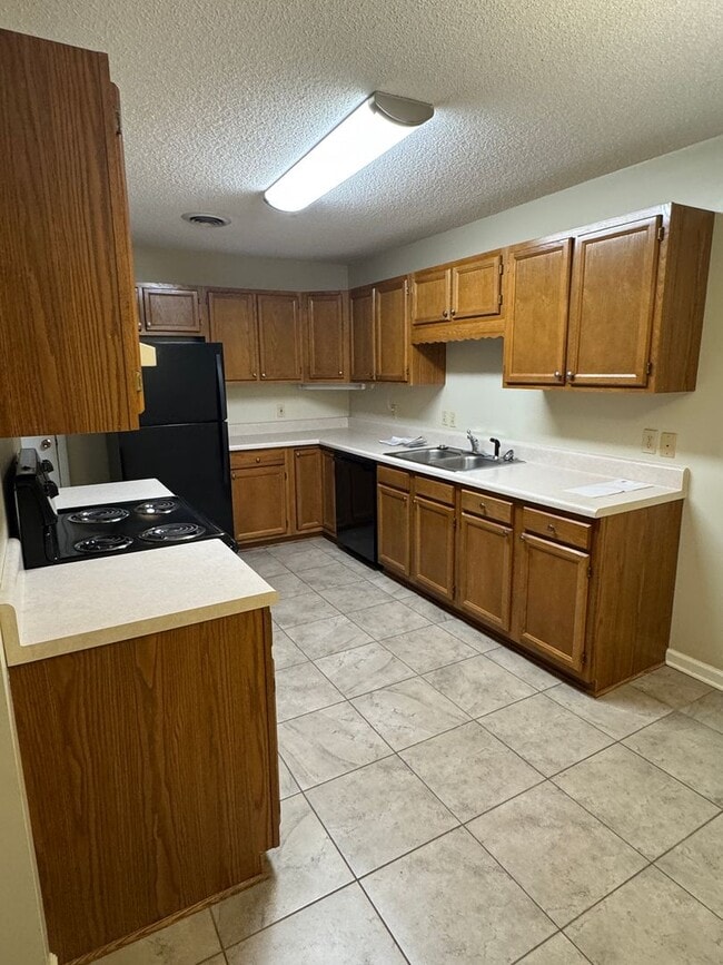 Building Photo - One level condo in Hunter Hills