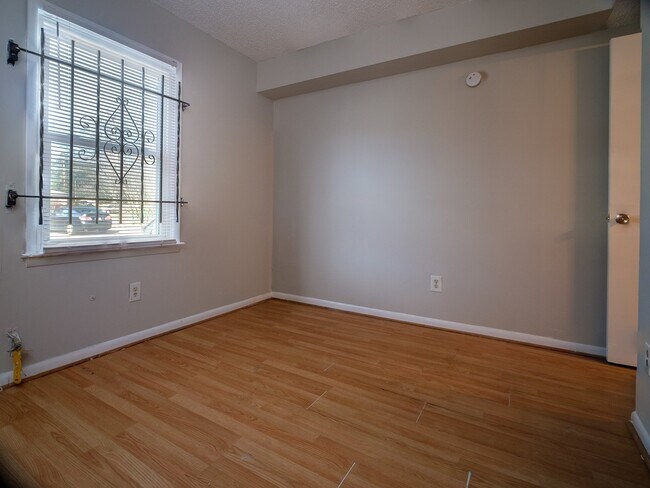 Building Photo - 2609 Eastway Dr