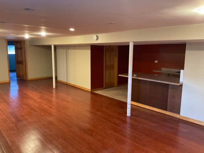 Building Photo - 566 N Howard Ave