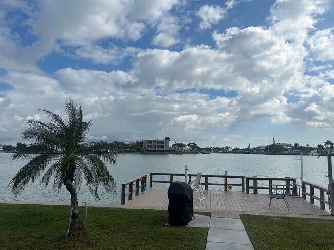 Building Photo - Renovated Treasure Island 1BR Condo - Steps to the Beach!