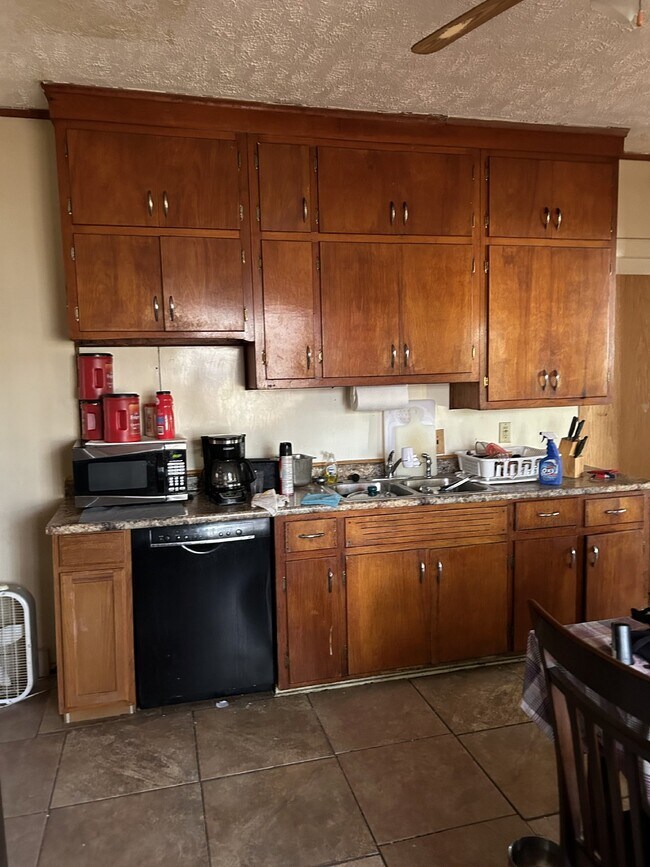 Building Photo - Welcome Home to Your Charming 2-Bedroom Apartment in Troy!