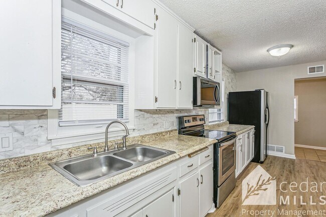 Building Photo - Move-In Ready Ranch with Sun-Drenched Master Suite