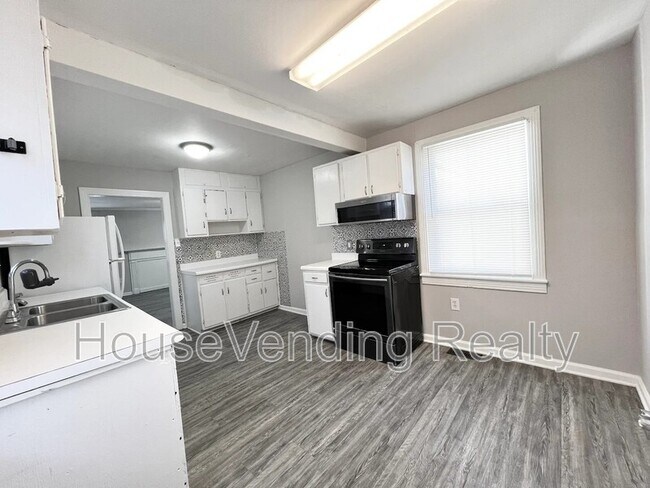 Building Photo - 1755 Dalton St