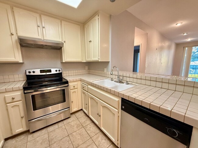 Building Photo - HUGE 2BD/2BA Bankers Hill Condo! ASSIGNED GARAGE PARKING! POOL!