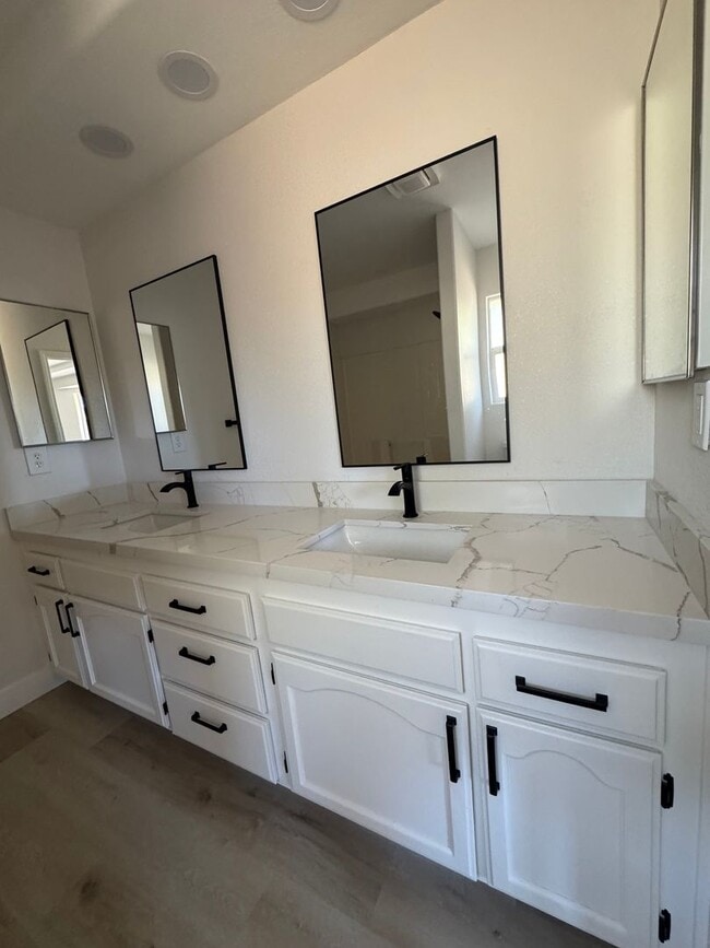 Building Photo - Newly remodeled home on The Mesa in Hesperia!