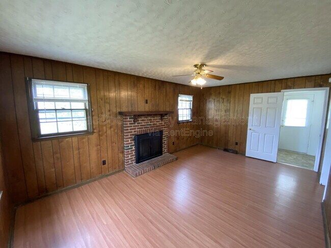 Building Photo - 1804 Sherwood Dr